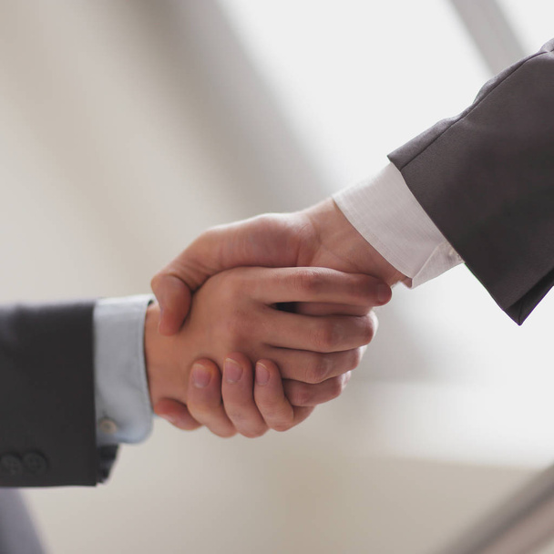 close up.business handshake on blurred office background - Foto, imagen