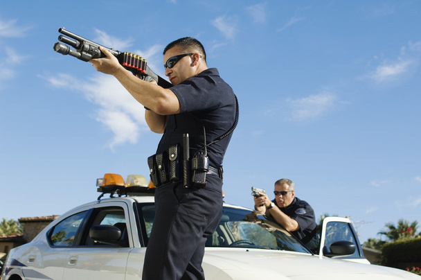 Police Officer Aiming Shotgun - Фото, зображення