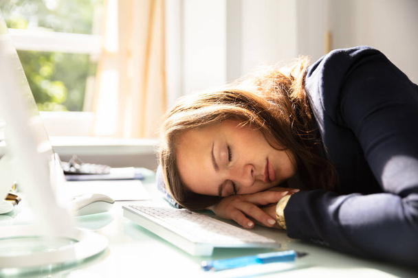 Resepsiyon üzerinde Uyuyan Genç iş kadını Close-up - Fotoğraf, Görsel