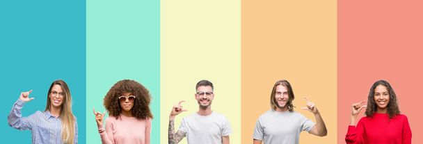 Collage einer Gruppe junger Leute vor buntem Vintage-Hintergrund, lächelnd und selbstbewusst gestikulierend mit der Hand, die mit den Fingern ein Zeichen macht, während sie in die Kamera schaut. Maßnahmenkonzept. - Foto, Bild