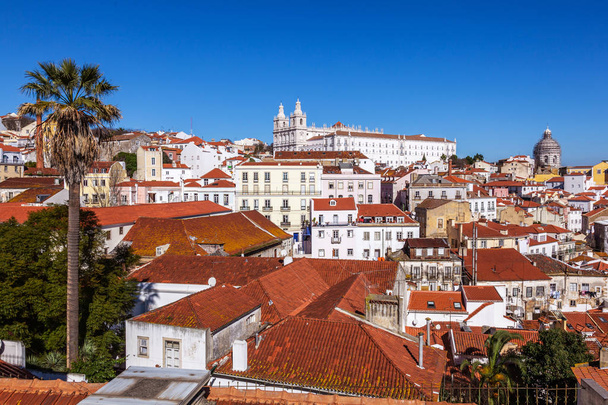 Сан-Вісенте de Fora монастир і район Алфама помаранчевий дахи, видно з Miradouro das Portas зробити Sol точки зору. Лісабон, Португалія. - Фото, зображення