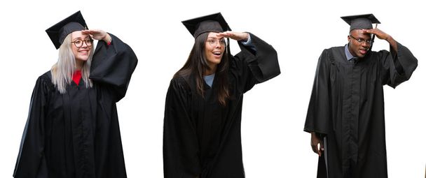 大学を着ている若い学生の人のグループのコラージュは、非常に幸せと笑顔の頭上の手で遠く離れている孤立した背景に制服を卒業しました。概念を検索. - 写真・画像
