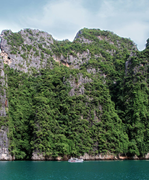 島ピピ島、アンダマン海、タイ Pileh ラグーン。有名な観光地 - 写真・画像