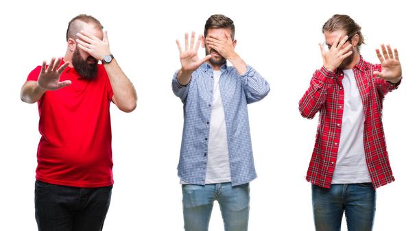 Collage de un grupo de jóvenes sobre un fondo aislado cubriendo los ojos con las manos y haciendo un gesto de stop con expresión triste y de miedo. Concepto vergonzoso y negativo
. - Foto, Imagen