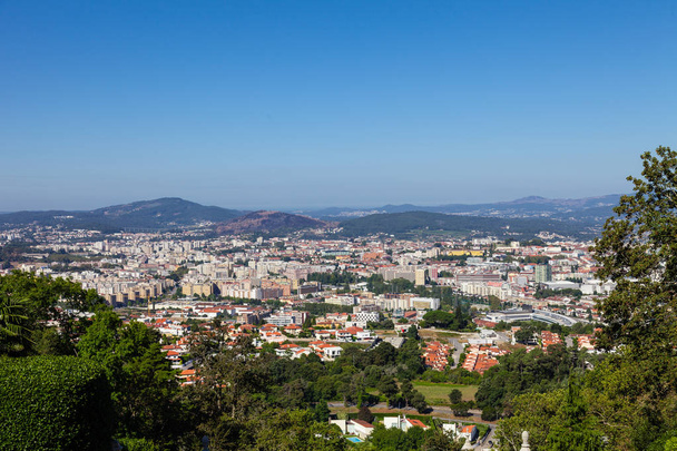 A város Braga látható a tetején a lépcsőn a Bom Jesus do Monte szentély. Braga legnagyobb városa a Minho régió és a Braga District egy fővárosában. - Fotó, kép