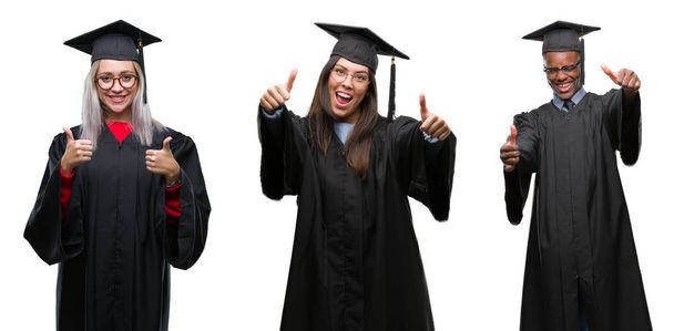 Kolaj grup izole arka plan onaylama üzerinde mezun univerty üniforması genç öğrenci insan el ile pozitif jest yapıyor gülümseyen ve başarı için mutlu yaşasın. Kamera, kazanan jest arıyorsunuz. - Fotoğraf, Görsel