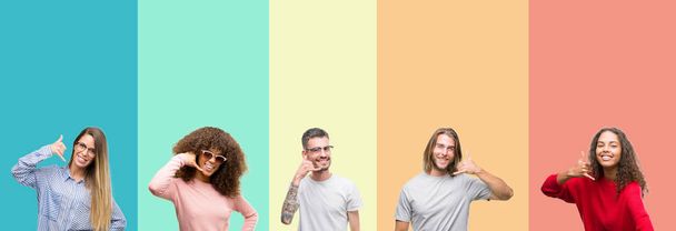 Колаж групи молодих людей над барвистим вінтажним ізольованим тлом, посміхаючись робити телефонний жест з рукою і пальцями, як розмова по телефону. комунікаційні концепції
. - Фото, зображення