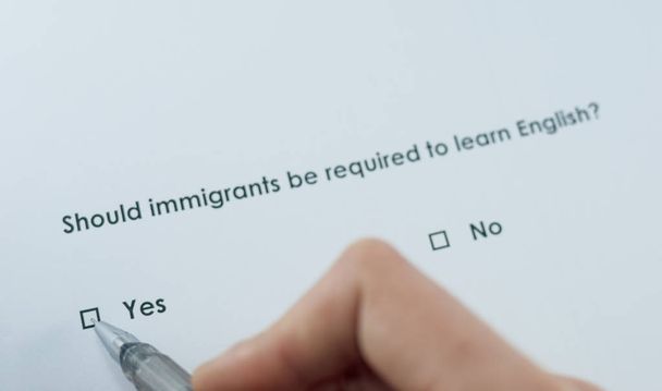 投票の質問: 英語を学ぶ移民を必要する必要がありますか?答え: はい. - 写真・画像
