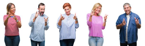 Collage van groep van middelbare leeftijd en senior mensen over geïsoleerde achtergrond wijzen vingers naar camera met gelukkig en grappig gezicht. Goede energie en vibrafoon. - Foto, afbeelding