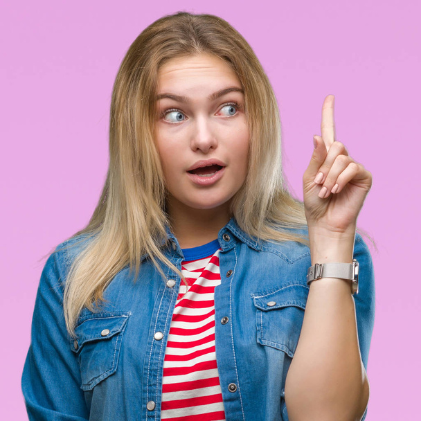 Young caucasian woman over isolated background pointing finger up with successful idea. Exited and happy. Number one. - Fotoğraf, Görsel