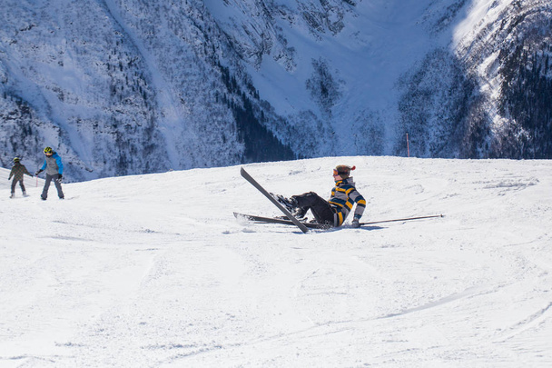 young man learning to ski at the ski resort - Φωτογραφία, εικόνα