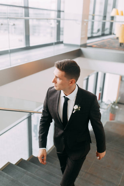 Stylish minimalism in the image of the groom. Black color and European wedding. The preparations of the groom, hotel - Foto, Imagen