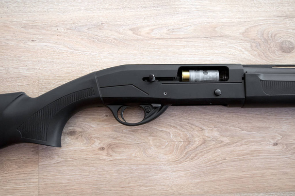 siyah yarı otomatik av tüfeği ve kartuşları 12 ölçmek, yakından görmek - Fotoğraf, Görsel