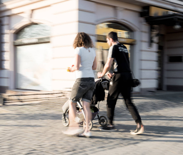 Gente caminando por la calle en un día soleado en movimiento borroso
 - Foto, imagen