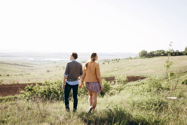 Casal encantador andando juntos no campo
 - Foto, Imagem