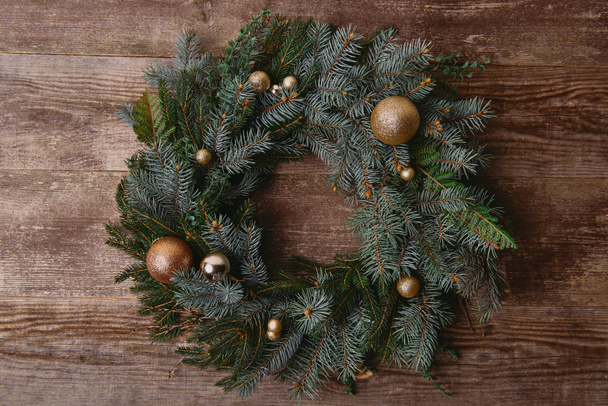 elevated view of Christmas fir wreath with toys on wooden table - Foto, Imagem