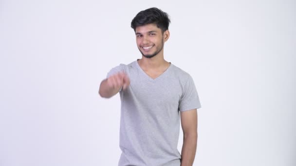 Молодой счастливый бородатый индиец указывает на камеру
 - Кадры, видео