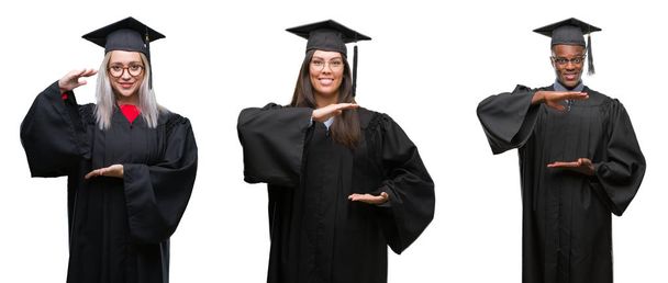 大学を着ている若い学生の人のグループのコラージュは、メジャー シンボル兆し大きな、大きなサイズの手で身振りで示す分離の背景に制服を卒業しました。カメラを見て笑っています。測定概念. - 写真・画像