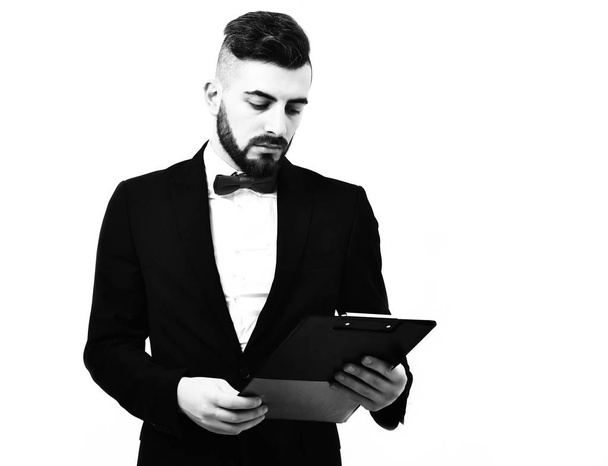 Менеджер или бизнесмен с бородой в костюме и красном галстуке
 - Фото, изображение