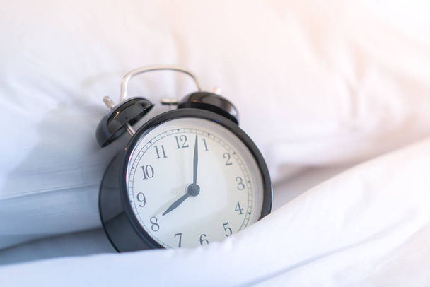 Reloj despertador de metal en cama blanca 8 am
. - Foto, Imagen