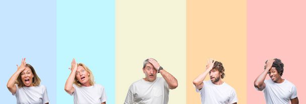 Collage de grupo de jóvenes y personas de mediana edad que usan una camiseta blanca sobre un fondo aislado de color sorprendido con la mano en la cabeza por error, recuerde el error. Olvidado, mal concepto de memoria
. - Foto, imagen