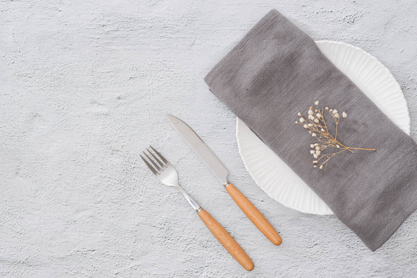 Table préparée pour la réservation avec fourchette et couteau avec assiette et serviette au restaurant
 - Photo, image