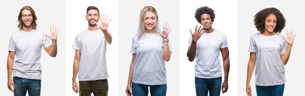 Коллаж группы молодых людей, одетых в белую футболку на изолированном фоне и показывающих пальцами номер пять, улыбаясь уверенно и счастливо
. - Фото, изображение
