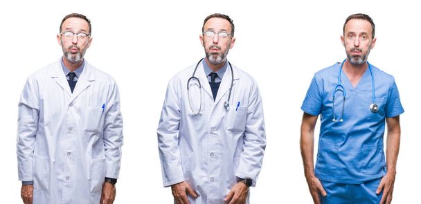 Κολάζ με όμορφος ανώτερος γιατρός γηραιός άνδρας φορώντας στολή χειρουργός πέρα από το απομονωμένο υπόβαθρο ξεφυσώντας μάγουλα με αστείο πρόσωπο. Στόμα άσκησης φουσκώνουν με αέρα, τρελό έκφραση. - Φωτογραφία, εικόνα