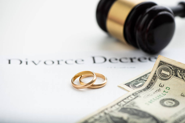 Decreto de divorcio, mazo y anillos de boda. Enfoque selectivo
 - Foto, Imagen