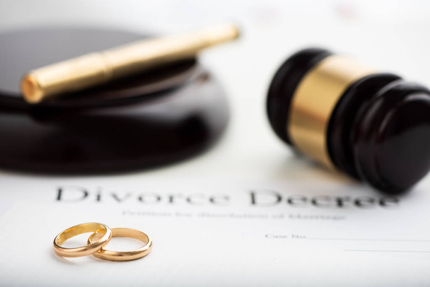 Boşanma kararı, tokmak ve alyans. Seçici odak - Fotoğraf, Görsel
