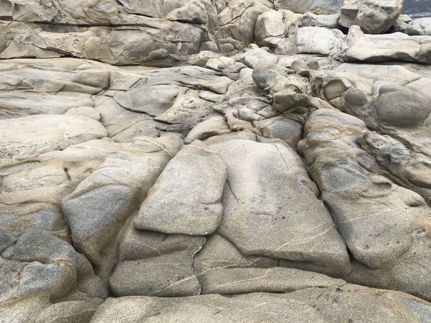 Táj és sziklás strand - Fotó, kép