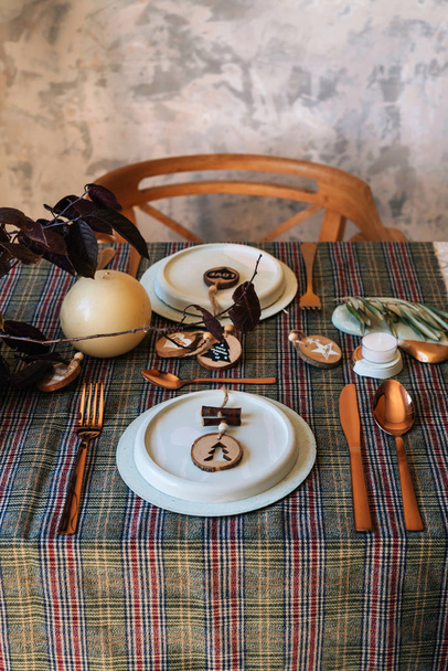 銅の休日の場所の設定、木製の装飾品と天然松枝、よく格子縞のテーブル クロス、オーバー ヘッド シュートで面白いクリスマス テーブル - 写真・画像