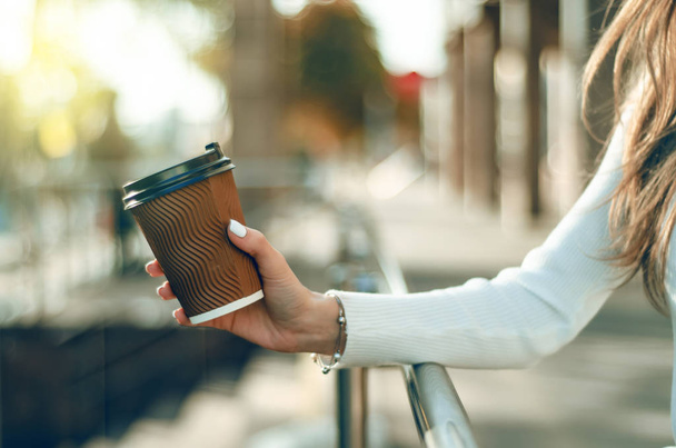 Młoda kobieta sweter w dłoni filiżankę kawy - Zdjęcie, obraz