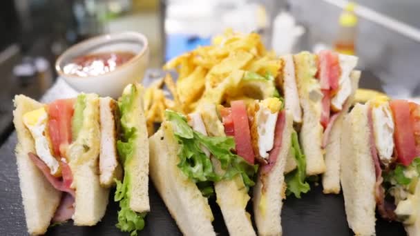 Serveren van een plaat met sandwiches en Franse frietjes - Video
