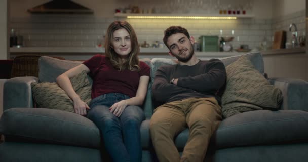 glückliches Paar mit einer gemütlichen Nacht zu Hause vor dem Fernseher - Filmmaterial, Video