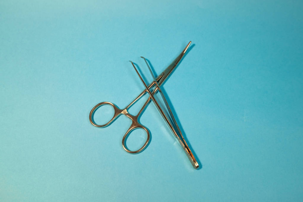 medical instruments, tweezers and tongs - Foto, Bild