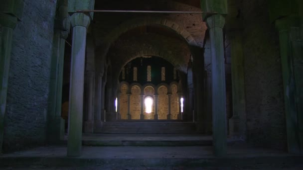 im Inneren einer alten Kirche - Filmmaterial, Video
