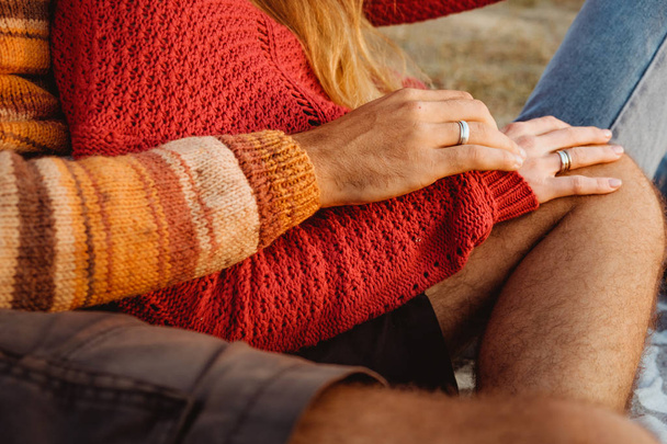 Férfi és nő együtt a kézen, viselnek jegygyűrűt és hugg Sunrise. Ez hogyan boldog házas pár úgy néz ki, mint. - Fotó, kép