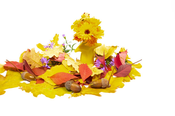 small bouquet of autumn flowers, autumn leaves and flowers - 写真・画像
