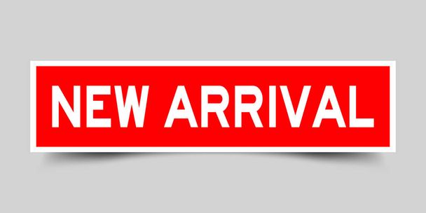 Etiqueta engomada de color rojo en la palabra nueva llegada sobre fondo gris
 - Vector, Imagen