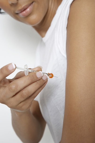 Woman Injecting Insulin Using Syringe - Valokuva, kuva