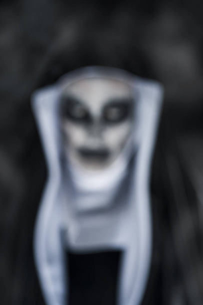 homályos félelmetes gonosz apáca, visel egy fekete-fehér legjellegzetesebb - Fotó, kép