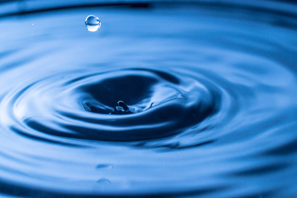Su damlası bardağa damlıyor mavi renkli - Fotoğraf, Görsel