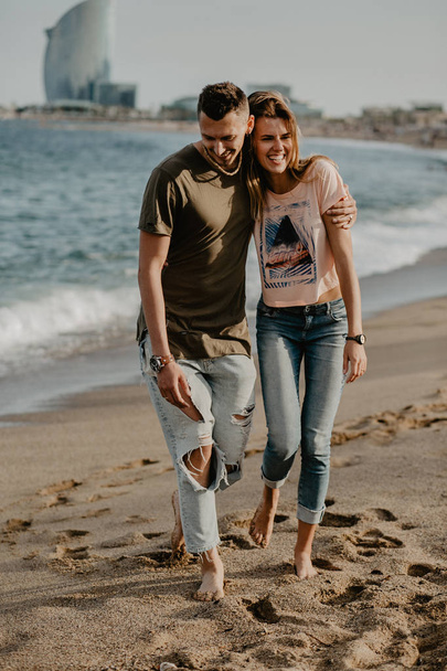 Happy couple in love walking on the beach - Foto, afbeelding