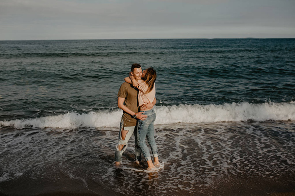 Happy couple in love walking on the beach - Foto, Imagen