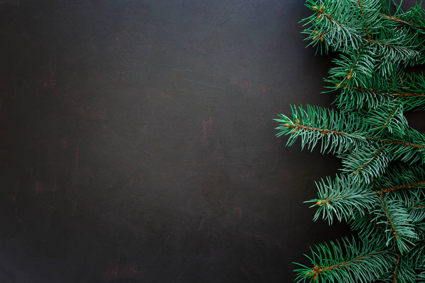 Frontiera di Natale. rami di abete su sfondo di legno scuro. Vista dall'alto. Copia spazio
 - Foto, immagini