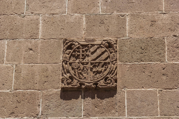 Chiesa cattolica coloniale dettaglio architettura muraria in Cuzco Perù. Scolpito a mano in pietra
. - Foto, immagini