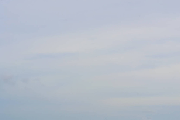 Foto des Himmels mit flauschigen Kumuluswolken. - Foto, Bild