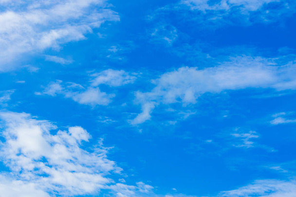 Metin için yer ile düz beyaz bulut ile açık mavi gökyüzü. - Fotoğraf, Görsel