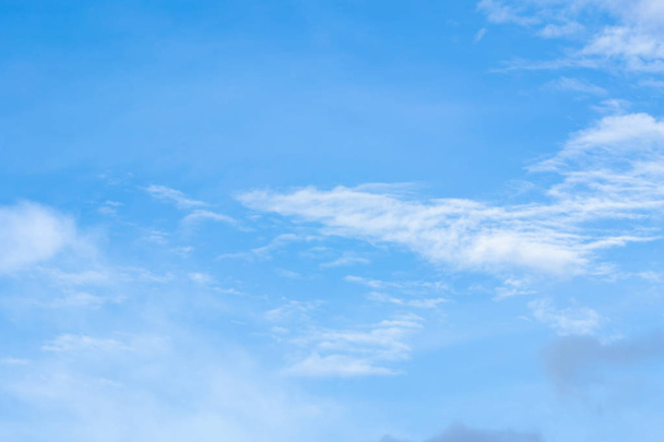 Bolyhos gomolyfelhők az égen-fotó. - Fotó, kép